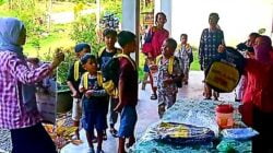 Peduli pendidikan, tokoh Partai Golkar bagikan tas untuk anak sekolah