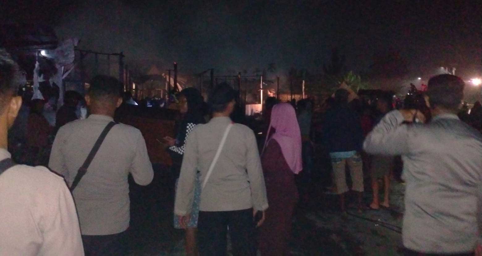 Petugas di sekitar kios yang terbakar