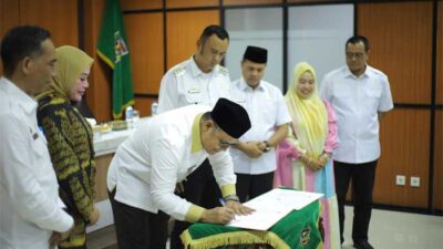 TANDATANGANI-Bupati Solok, Epiyardi Asda tanda tangani MoU dengan PemkaB Sijunjung di kantor bupati, Rabu (25/1/2023). (waitlem)