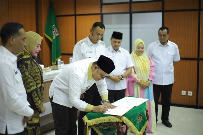 TANDATANGANI-Bupati Solok, Epiyardi Asda tanda tangani MoU dengan PemkaB Sijunjung di kantor bupati, Rabu (25/1/2023). (waitlem)