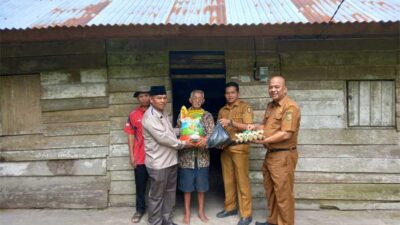 Penyerahan bantuan sembako pada Mbah Karma
