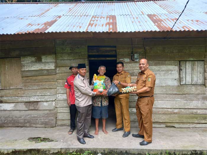 Penyerahan bantuan sembako pada Mbah Karma