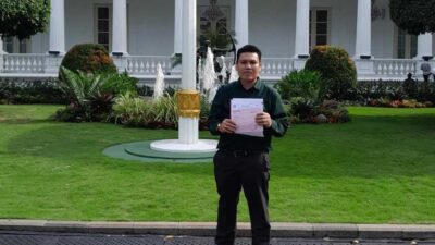 Antar undangan ke istana