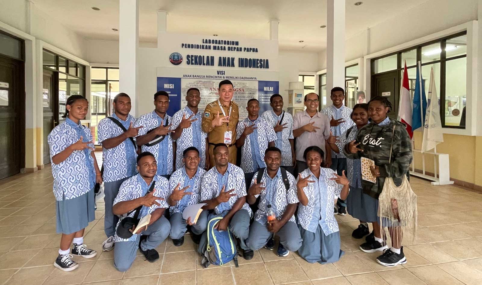 Sambangi SAI, Bupati Freddy Ajak Bangun Pendidikan Anak Kaimana