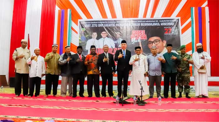 Bupati bersama pejabat dan panitia tabligh akbar foto bersama di gedung pertemuan Krooy, Jumat (27/1/2023). (humas)