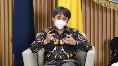 Dekan FEB UI, Teguh Dartanto PhD dalam pemaparan webinar. (ist)