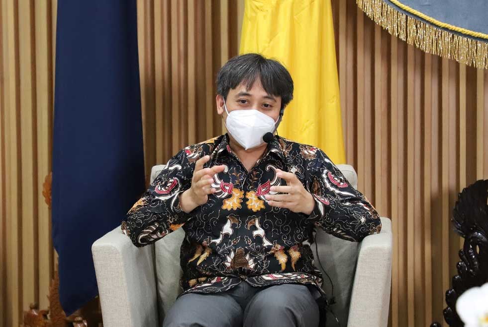 Dekan FEB UI, Teguh Dartanto PhD dalam pemaparan webinar. (ist)