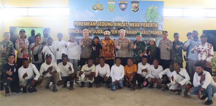 Pejabat dan peserta binlat.