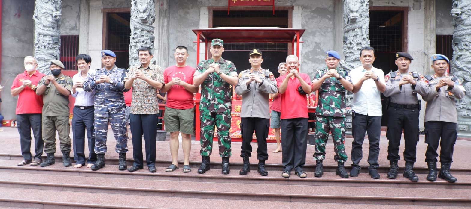 Foto bersama di vihara