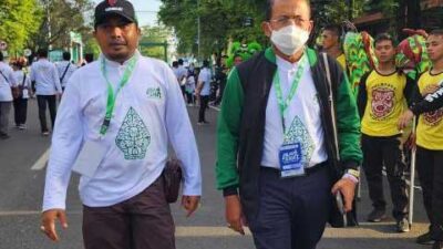 Ketua Tanfiziah PWNU Sumbar, Ganefri (kanan) ikuti gerak jalan santai.