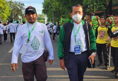 Ketua Tanfiziah PWNU Sumbar, Ganefri (kanan) ikuti gerak jalan santai.