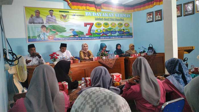 SOSIALISASI-Bacaleg Partai Gerindra, Edriana beri pemaparan tentang hidup dalam sehat di kantor wali nagari Guguk Malalo, Rabu (25/1/2023). (zainal)