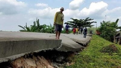 Warga di jalan yang amblas