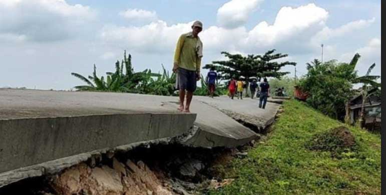 Warga di jalan yang amblas