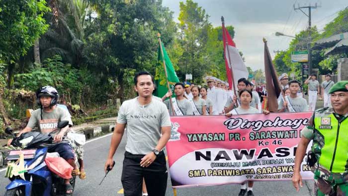 Dikawal anggota TNI dan polri, peserta ikut jalan santai