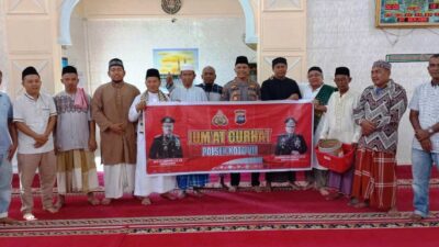 Foto bersama dengan jemaah usai kegiatan Jumat Curhat