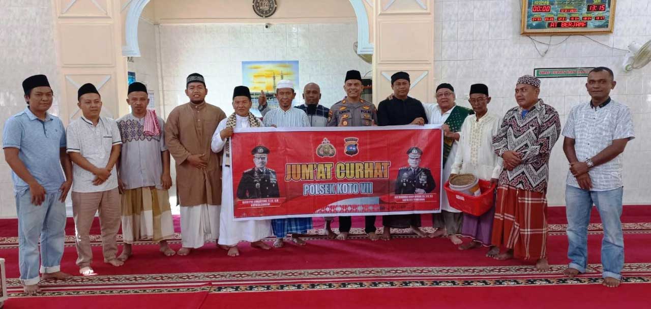 Foto bersama dengan jemaah usai kegiatan Jumat Curhat