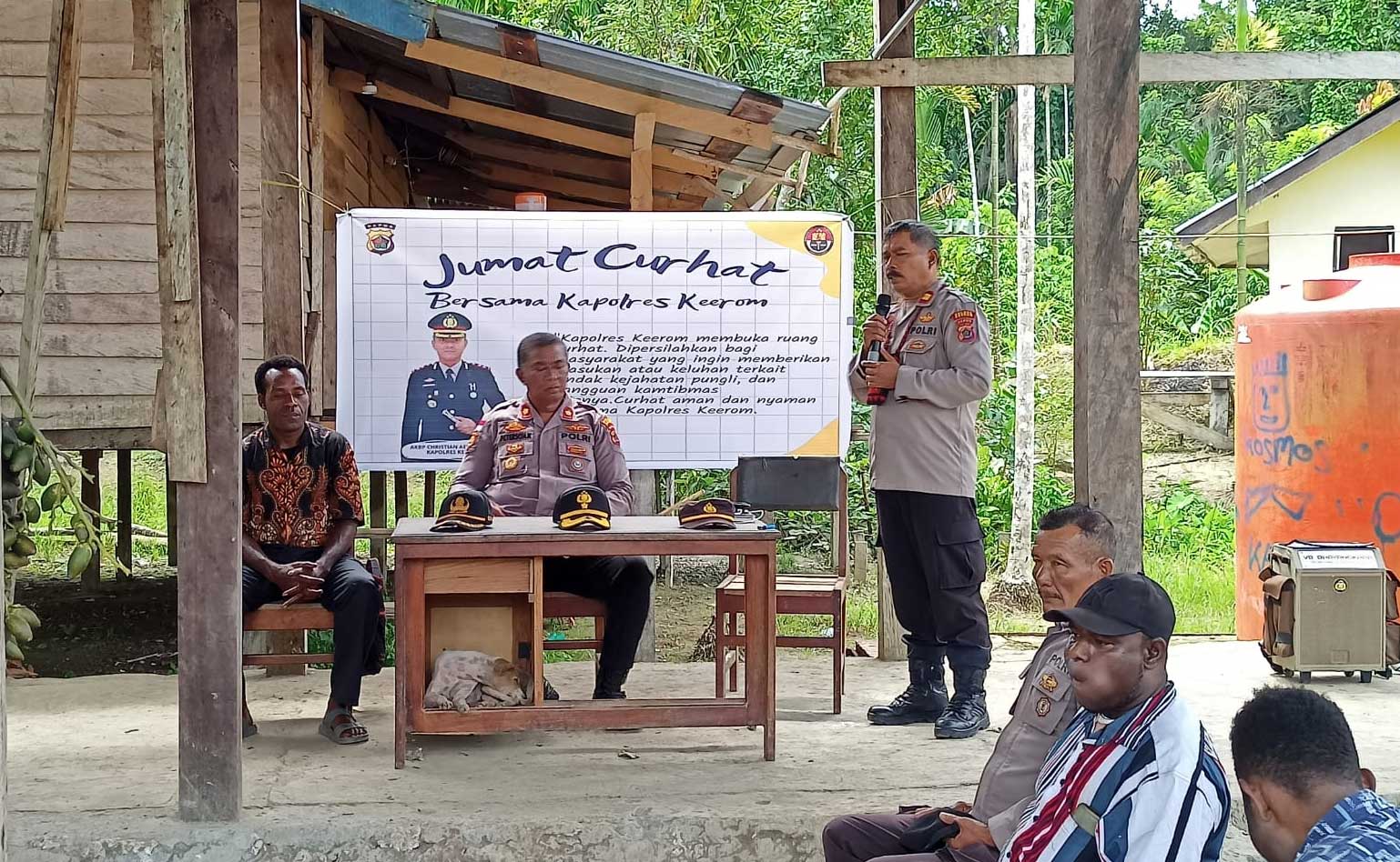 Wakapolres Keerom dialog dengan warga