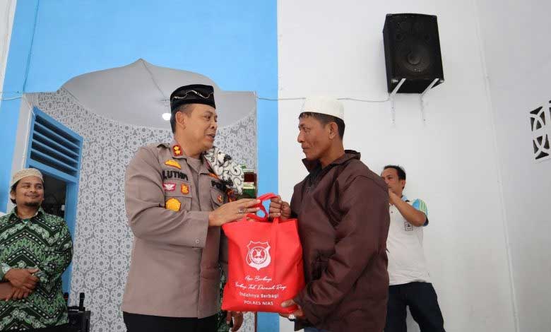 Kapolres Nias serahkan bantuan pada warga. (tribrata)