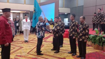 Ketua PWI Pusat, Atal S Dapari menyerahkan pataka pada Ketua PWI Sumbar, Basril Basyar. (TKA)