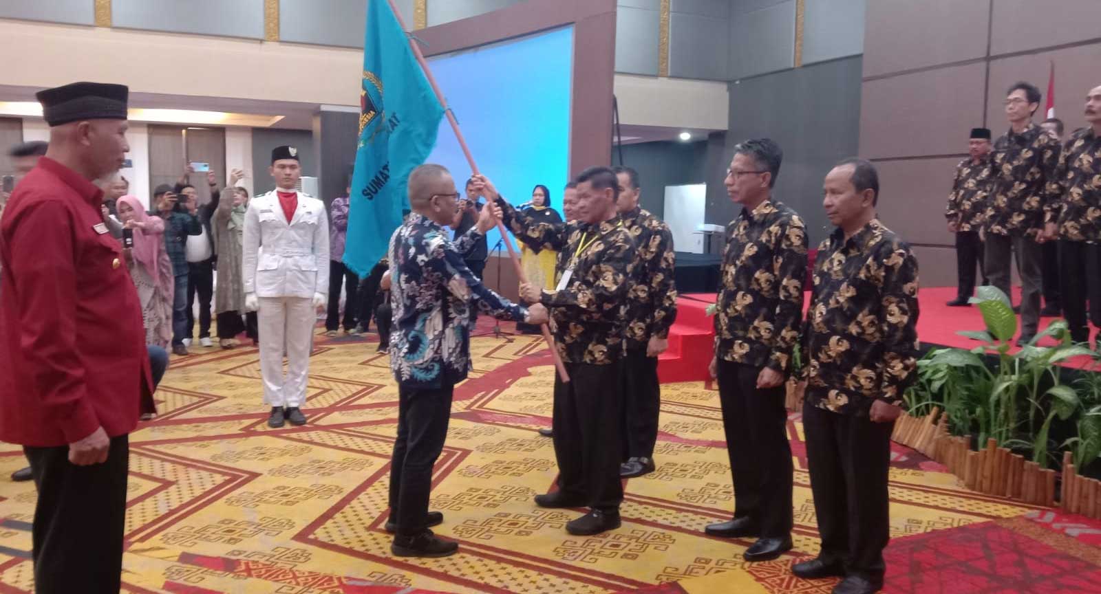 Ketua PWI Pusat, Atal S Dapari menyerahkan pataka pada Ketua PWI Sumbar, Basril Basyar. (TKA)