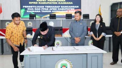 TANDA TANGAN-Bupati Freddy Thie tandatangani kesepakatan nota KUA-PPAS disaksikan pimpinan DPRD, Kamis (26/1/2023). (humas)