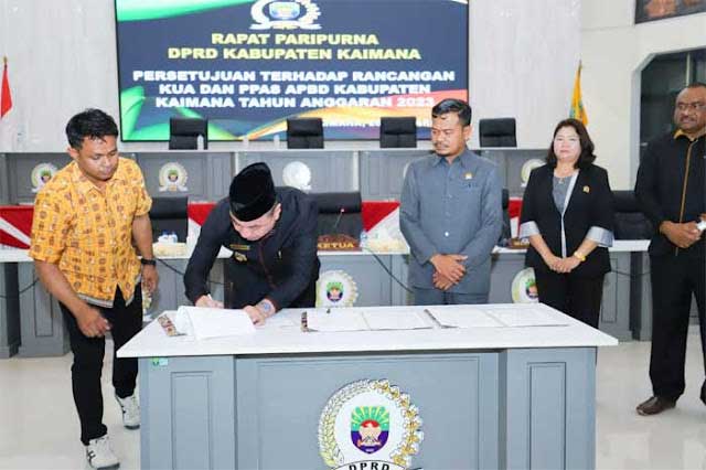 TANDA TANGAN-Bupati Freddy Thie tandatangani kesepakatan nota KUA-PPAS disaksikan pimpinan DPRD, Kamis (26/1/2023). (humas)
