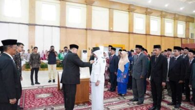 Wali kota pasangkan tanda jabatan pada pejabat yang dilantik