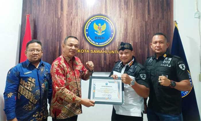 Kalapas Dharmasraya, Budi Setyo Prabowo terima penghargaan dari BNNP Sumbar, Kamis (26/1/2023) di Sawahlunto. (ist)