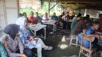 Kapolres Kota Pariaman dengarkan curhat masyarakat Bungo Tanjung. (Humas)