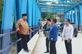 Jembatan Lubuk Napa, Nagari Batu Kalang, Kecamatan Padang Sago selesai dikerjakan. Bupati Suhatri Bur Bur mengunjungi jembatan itu beberapa waktu lalu. (ist)