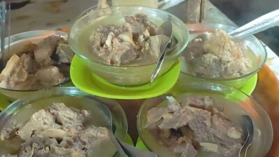 Miso Tulang Densiko, Jualan di Gang, Pembeli Rame, Kuliner Payakumbuh Lamak Bana