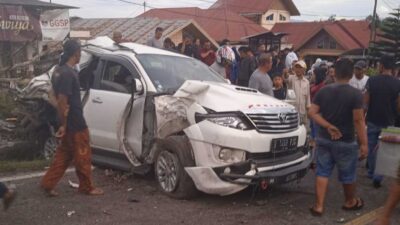 Mobil rusak parah akibat dihantam truk