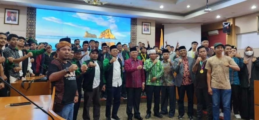 Kontingen PWNU Sumbar ketika pembubaran kontingen di UNP