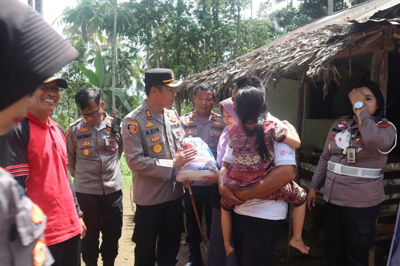 Kapolres Kota Pariaman, AKBP Abd Aziz memberikan bantuan kepada masyarakat Padang Lariang, Rabu (25/1/2023). (Humas)