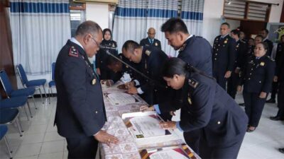 TANDATANGANI-Pejabat Imigrasi Biak tandatangani pakta integritas di aula kantor itu, Kamis (26/1/2023). (farid)
