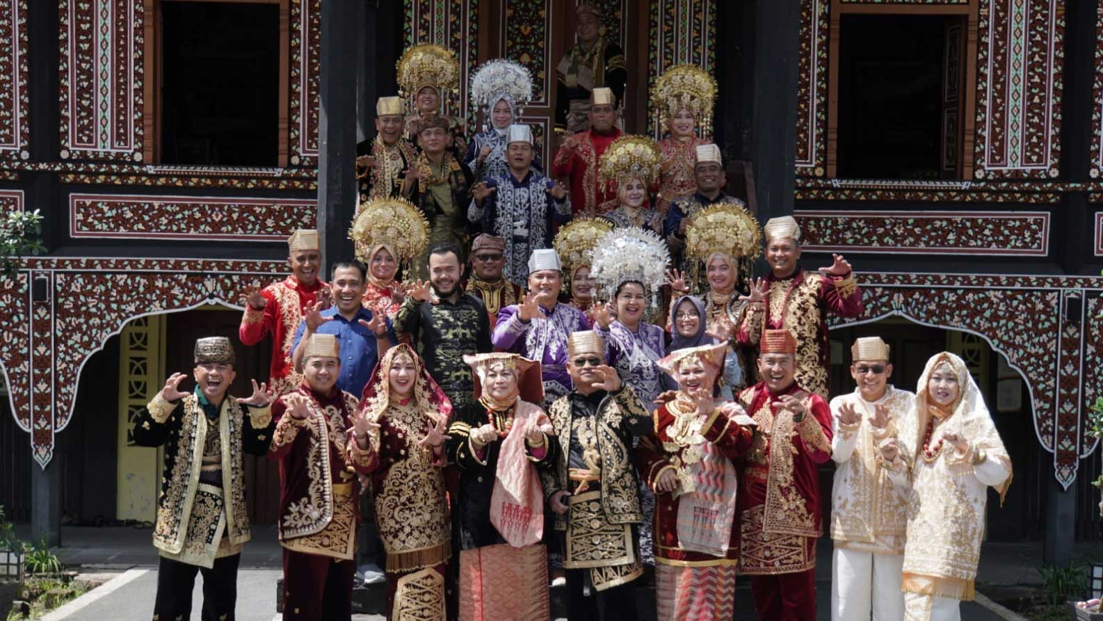 Rombongan kenakan baju adat Minang saat kunjungi PDIKM. (kominfo)