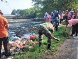 Banyak Limbah Plastik di Pantai Paciran 8 Banyak Limbah Plastik di Pantai Paciran