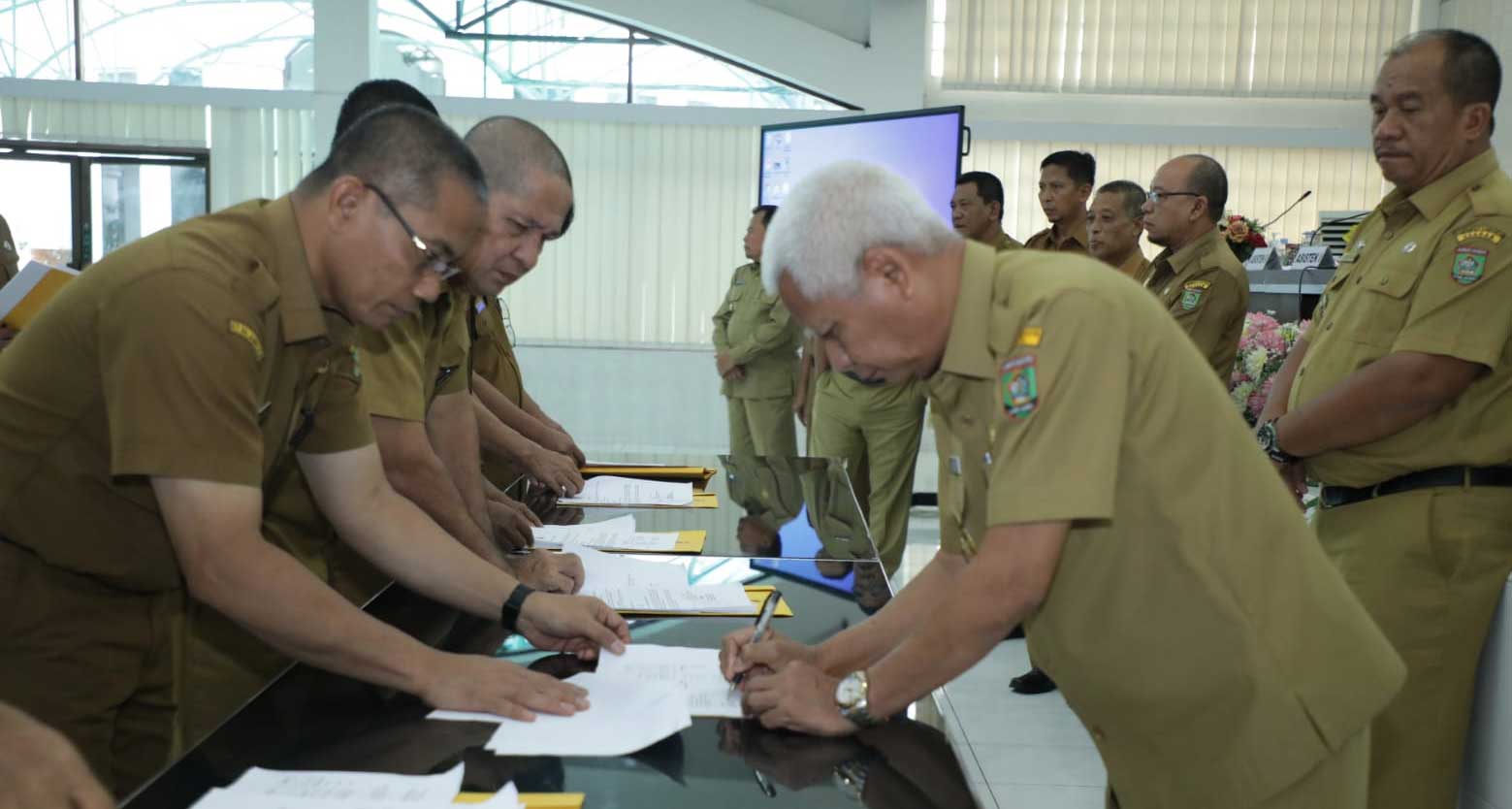 pejabat tanda tangani perjanjian kerja