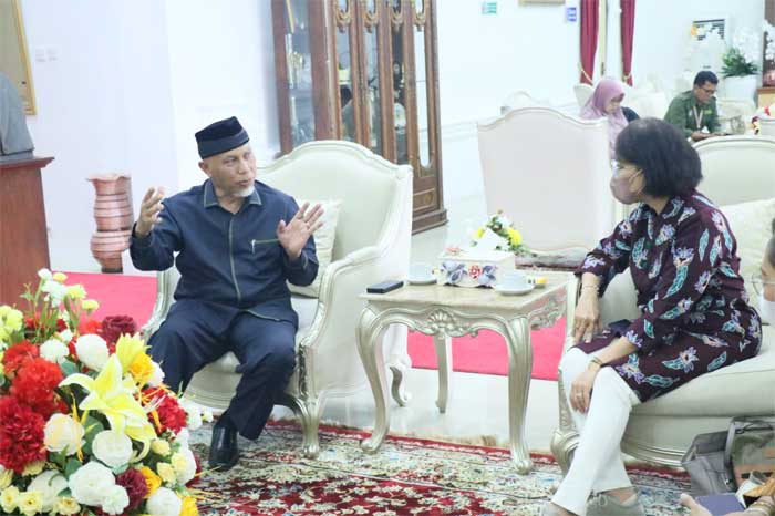 Gubernur nyatakan dukungan terhadap pelaksanaan imunisasi polio saat pertemuan dengan Direktur Pengelolaan Imunisasi Kemenkes, Prima Yosephine di Padang, Jumat (20/1/2023). (kominfo)
