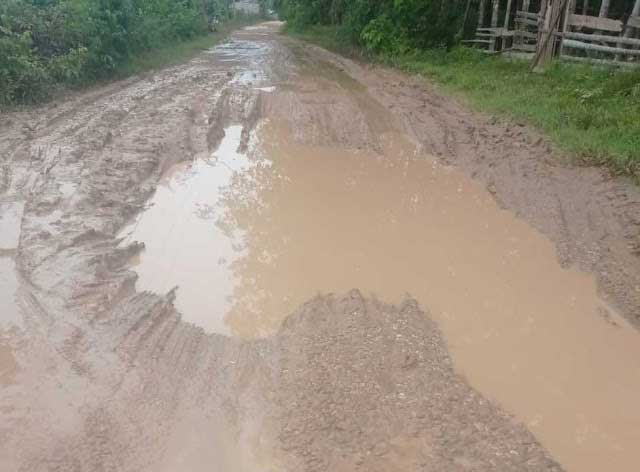 Jalan rusak di Pulau Sipan
