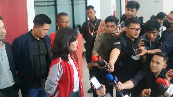 Ratu Tisha berikan keterangan pers