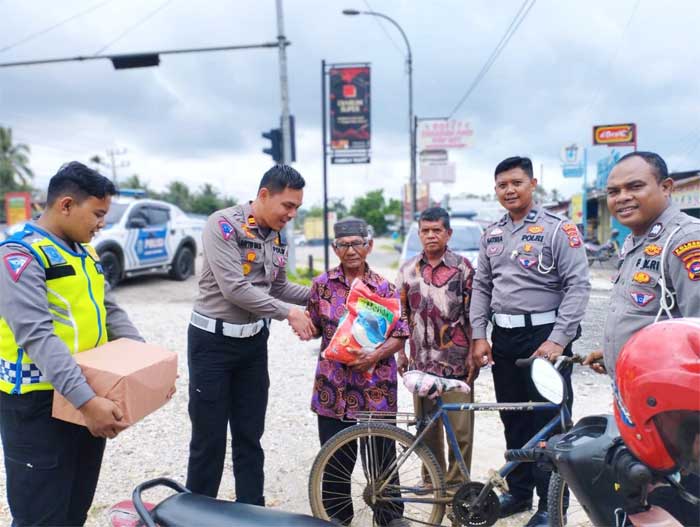 Pemberian penghargaan pada warga yang patuh dengan aturan lalu lintas