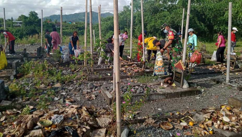 Warga bersihkan sampah yang berserakan. (ist)