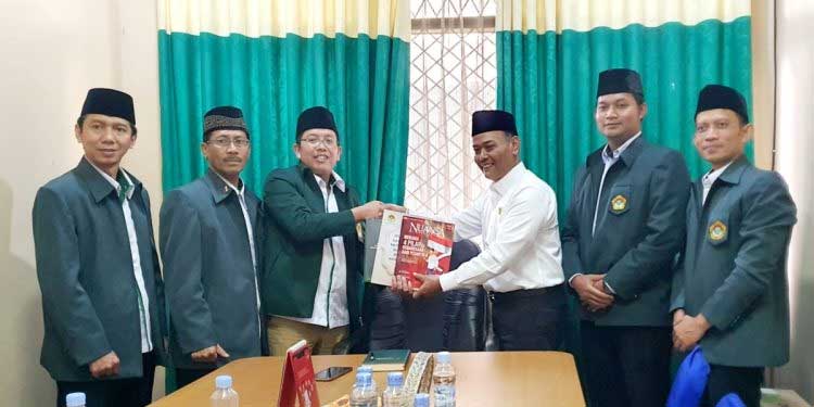 SERAHKAN BUKU-Ketua DPD LDII Kota Depok serahkan buku pada Kepala Kemenag Kota Depok, Selasa (24/1/2023). (ist)
