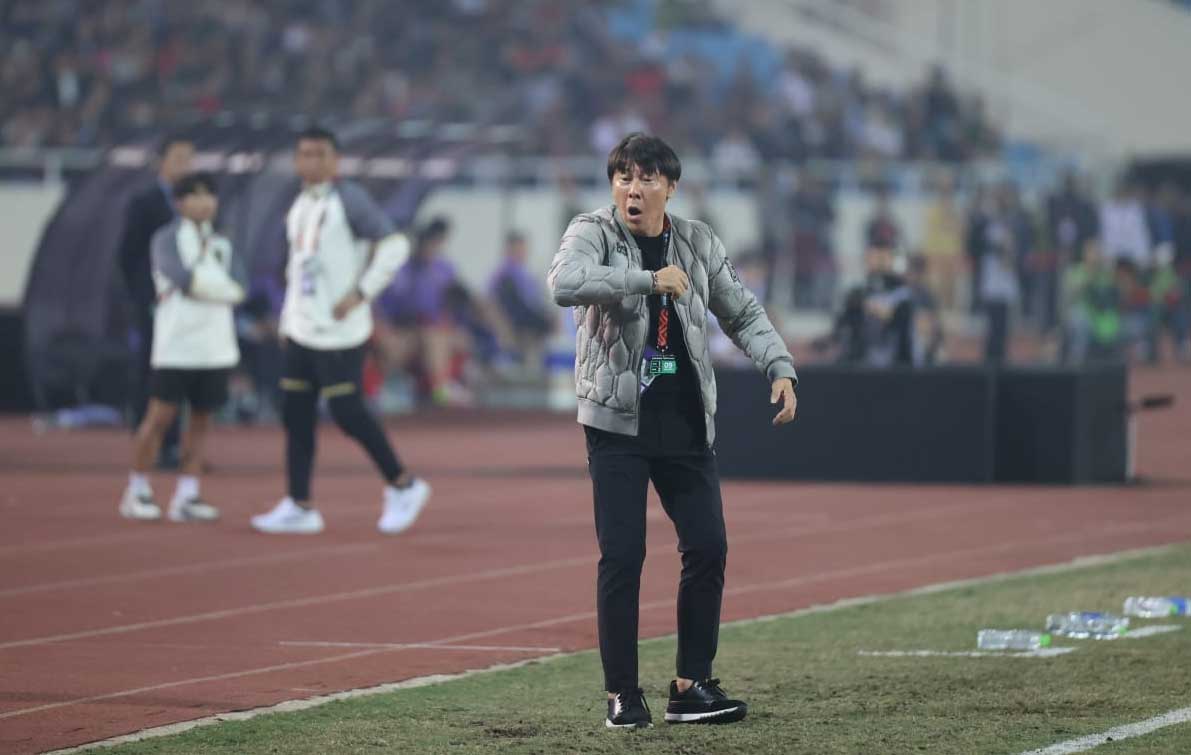 Shin Tae-yong beri instruksi dari pinggir lapangan