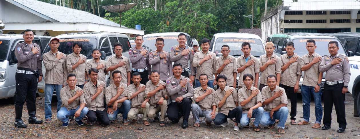 Para sopir foto bersama