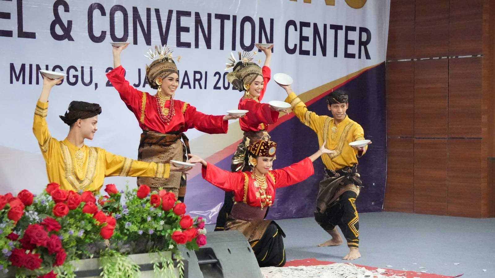 Penampilan kesenian dalam grand opening hotel