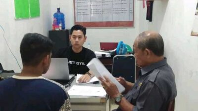 Terduga pelaku (membelakangi kamera) menjalani pemeriksaan