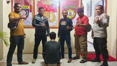 Terduga pelaku (membelakangi kamera) diamankan di Polsek Sitiung I Koto Agung, Dharmasraya. (ist)